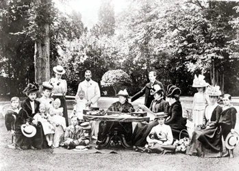 Medlemmer af den britiske kongefamilie inklusive kong George V, kong Edward VIII omkring dronning Victoria til en havefest. Fotografering mellem 1895 og 1901.