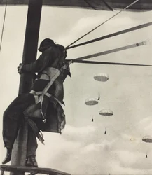 Øjeblik før udspring, RAF-flyver klar til at forlade flyet med faldskærm, fotografi fra Illustrated London News, 29. juni
