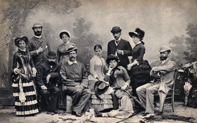 Portræt af en familie med en fotograf foran landlige omgivelser. Fotografi, slutningen af det 19. århundrede, Paris. Saml. Selva.
