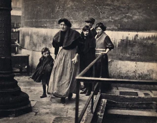 Scene af en familie udvist i Paris. Fotografi, slutningen af det 19. århundrede, Paris. Saml. Selva.