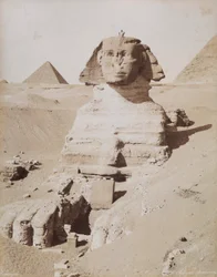 Sfinksen og i baggrunden den store Cheopspyramide. Cairo, El Giza