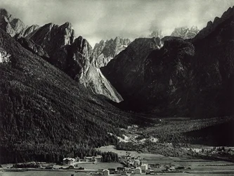 Byen Dobbiaco i Dolomitterne