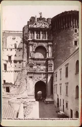 Triumfbuen på Castel Nuovo, Napoli, ca. 1880 (fotografi)