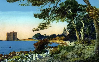 Udsigt over det tidligere kloster Saint Honorat (Abbey of Lerins) på øen Saint-Honorat, Alpes-Maritimes (Befæstet kloster Abbey Lerins på øen Saint-honorat i den franske riviera by Cannes) Postkort omkring 1920 Privat samling