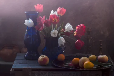 Stilleben med stemningsfulde tulipaner