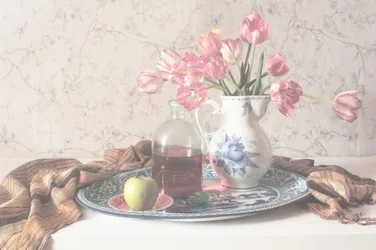 Stilleben med lyserøde tulipaner