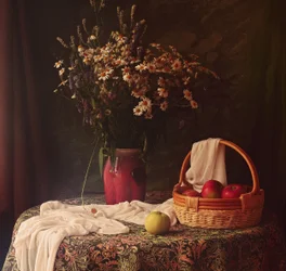 Stilleben med vilde blomster og æbler