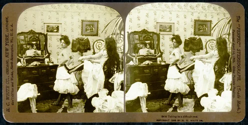 Stereoskopisk kort, der viser en kvinde, der bliver snøret ind i et korset, ca. 1900 (sepiafoto) (se også 473244)