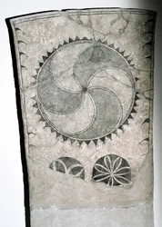 Runesten med solsymbol, 7.-8. århundrede