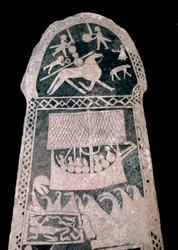 Viking: Runesten fra Gotland (Sverige) repræsenterer en vikinge, der sejler drakkar, 8. århundrede - Musee regional de Visby, Sverige - Runesten, der forestiller et vikingelangskib, 8. århundrede - regionalt museum i Visby, Sverige