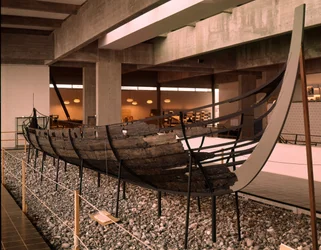 Vikingeskib (drakkar eller Langskip) fundet i Roskilde Fjord, Danmark, ca. 1030 (eg, fyr, ask og el)
