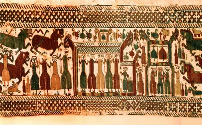 Vikinger: sangere og klokkeringere. Vævet tæppe fra kirken i Skog, Sverige, sent 12. århundrede. Stockholm, Historisk Museum