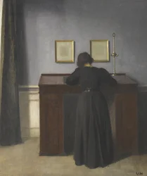 Ida står ved et skrivebord