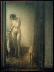 Stående kvindelig nøgenfigur