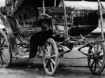 Vogn ødelagt af mudderet efter oversvømmelsen i Firenze, november 1966 (s/h-foto)