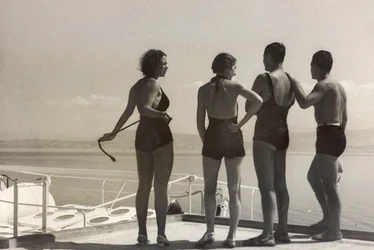 Passagerer om bord på Oceania, fra albummet "At the Edge of Oceania 28th July to 10th August 1935".