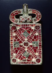 Bæltespænde, ca. 525-560 (bronze med granater, glas, perlemor, guldfolie, spor af forgyldning; bronze og glas)