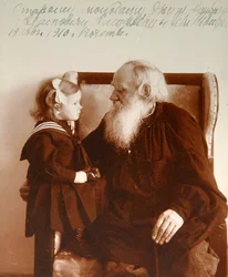 Den russiske forfatter Leo Tolstoj med sit barnebarn Tatiana, Yasnaya Polyana, Rusland, c1910.