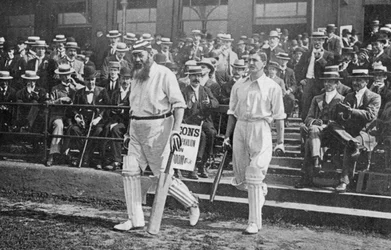 Dr. WG Grace, engelsk cricketspiller, går ud for at slå til, c1899