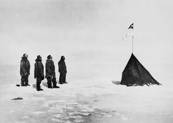 Roald Amundsen, Helmer Hanssen, Sverre Hassel og Oscar Wisting foran det rejste telt på Sydpolen, 16. december