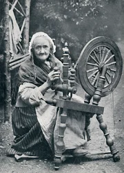 En gammel irsk kvinde ved sit spindehjul, 1912