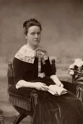 ""Millicent Fawcett (født Garrett - 1947-1929) engelsk feminist, i 50 år leder af bevægelsen for kvinders valgret. Søster til den kvindelige pionerlæge Elizabeth Garrett Anderson; hustru til Henry Fawcett, den blinde radikale politiker (woodburytype