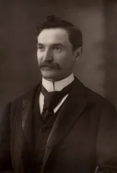 ""Solomon Joseph Solomon (1860-1927) engelsk portræt- og vægmaler. I Første Verdenskrig introducerede han brugen af Camouflage i den britiske hær. (woodburytype)