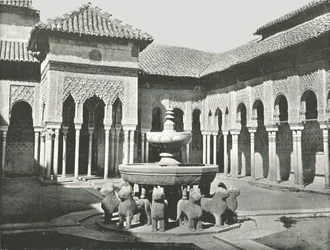 The Court of the Lions, Alhambra, Granada, Spanien, 1895.