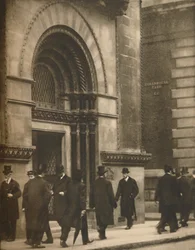 Et glimt af Lothbury ved middagstid på en arbejdsdag, c1935.