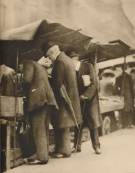 På en af bogboderne på Farringdon Road Market, c1935.