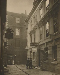 I Devereux Court, fuld af foreninger fra det attende århundrede, c1935.