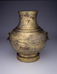 Opbevaringskar (Hu eller Zhong) med sammenflettede drager og stiliserede skyer (bronze med indskåret dekoration og guld- og sølvamalgamer)
