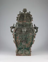 Overdækket vinkar (fang lei) med design af zoomorfe masker og dyrehovedhåndtag, slutningen af det 11. århundrede f.Kr (bronze)