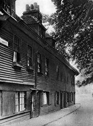 Et gammelt træhus i Collingwood Street, London, 1926-1927.