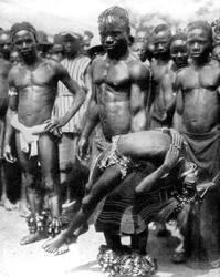 En Yafouba stammemand jonglerer med en pige, Elfenbenskysten, Vestafrika, 1936.