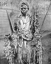 En heksdoktor, Uganda, Afrika, 1936.