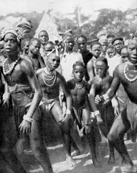 Drengedansere klædt ud som piger, Yafouba-stammen, Vestafrika, 1936.