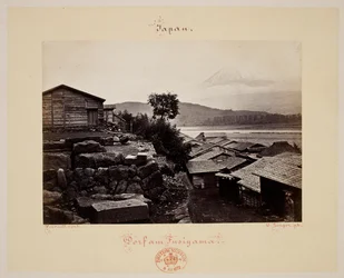 Fusiyama. Hus og Mount Fuji i baggrunden.