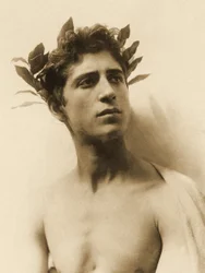 Studie af en dreng iført en krans, Sicilien, C.1898 (sepiafoto)