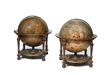 Store par bibliotekskugler, den jordiske 1645/48, den himmelske efter ca. 1630 (gips, træ og graveret papir)
