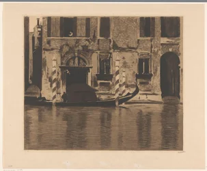 Gondol med konstruktion i Canal Grande i Venedig