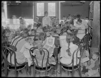 Børn læser i læsesalen i en uidentificeret afdeling af Queens Borough Public Library, ca. 1910.