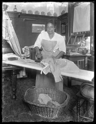 Emma stryger i Hassler-lejligheden på 150 Vermilyea Avenue, New York City, 3. juli 1913