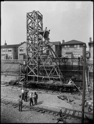 Opførelse af en betonblander på 1910 63rd Street, Brooklyn, ca. 1914