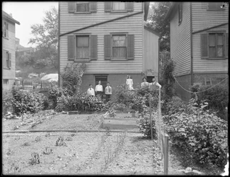 Familie poserer ved siden af deres køkkenhave i baggården, Inwood, New York, ca. 1910