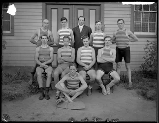 Gruppe af uidentificerede unge mænd poserer i svømmedragt, ca. 1910