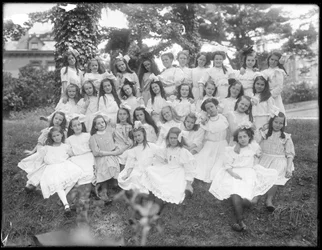 Gruppeportræt af uidentificerede små piger, sandsynligvis det romersk-katolske forældreløse asyl, Kingsbridge, Bronx, ca. 1910