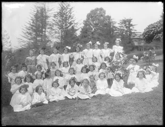 Gruppeportræt af uidentificerede små piger, sandsynligvis fra det romersk-katolske børnehjem, Kingsbridge, Bronx, ca. 1910