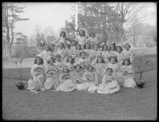 Gruppeportræt af uidentificerede små piger, sandsynligvis fra det romersk-katolske børnehjem, Kingsbridge, Bronx, ca. 1911