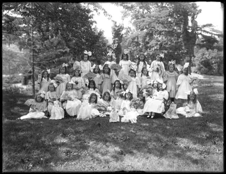 Gruppeportræt af uidentificerede små piger, sandsynligvis det romersk-katolske forældreløse asyl, Kingsbridge, Bronx, ca. 1910